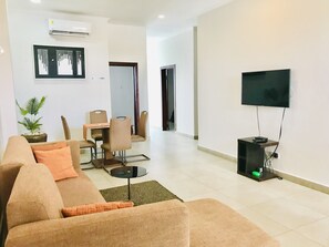 Living area - Amazing 2 bedrooms w/free Wi-Fi - 15 minutes from the Airport  (Spintex, Accra)