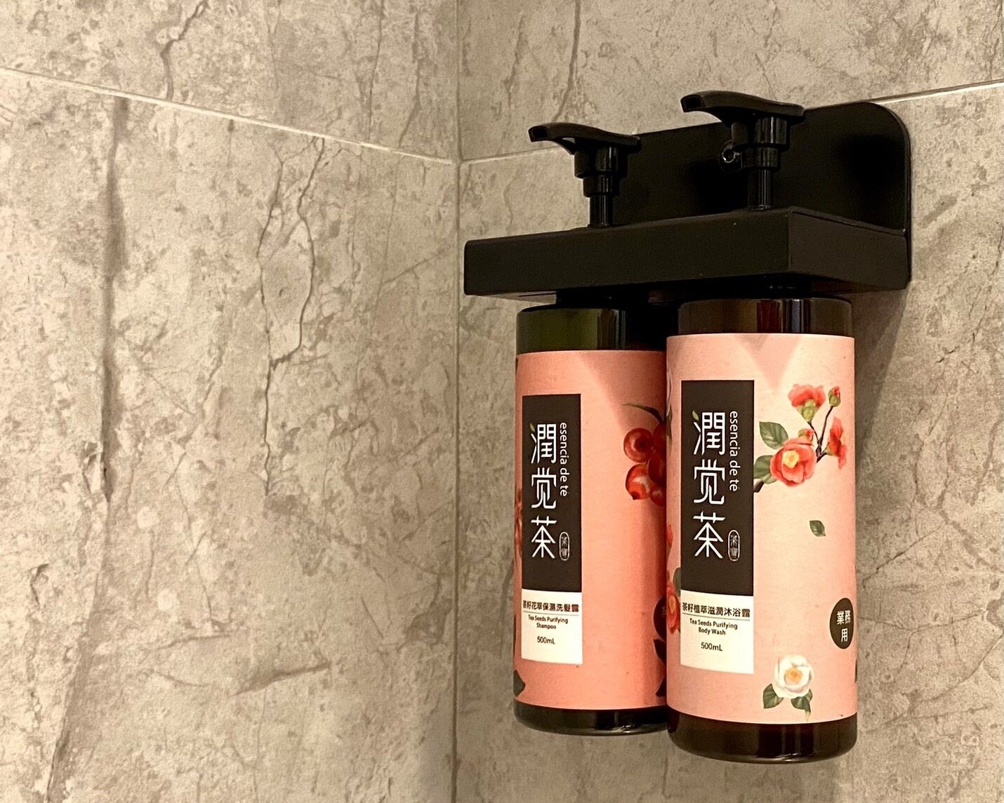 Twee flessen theezad reinigende bodywash op een plank.