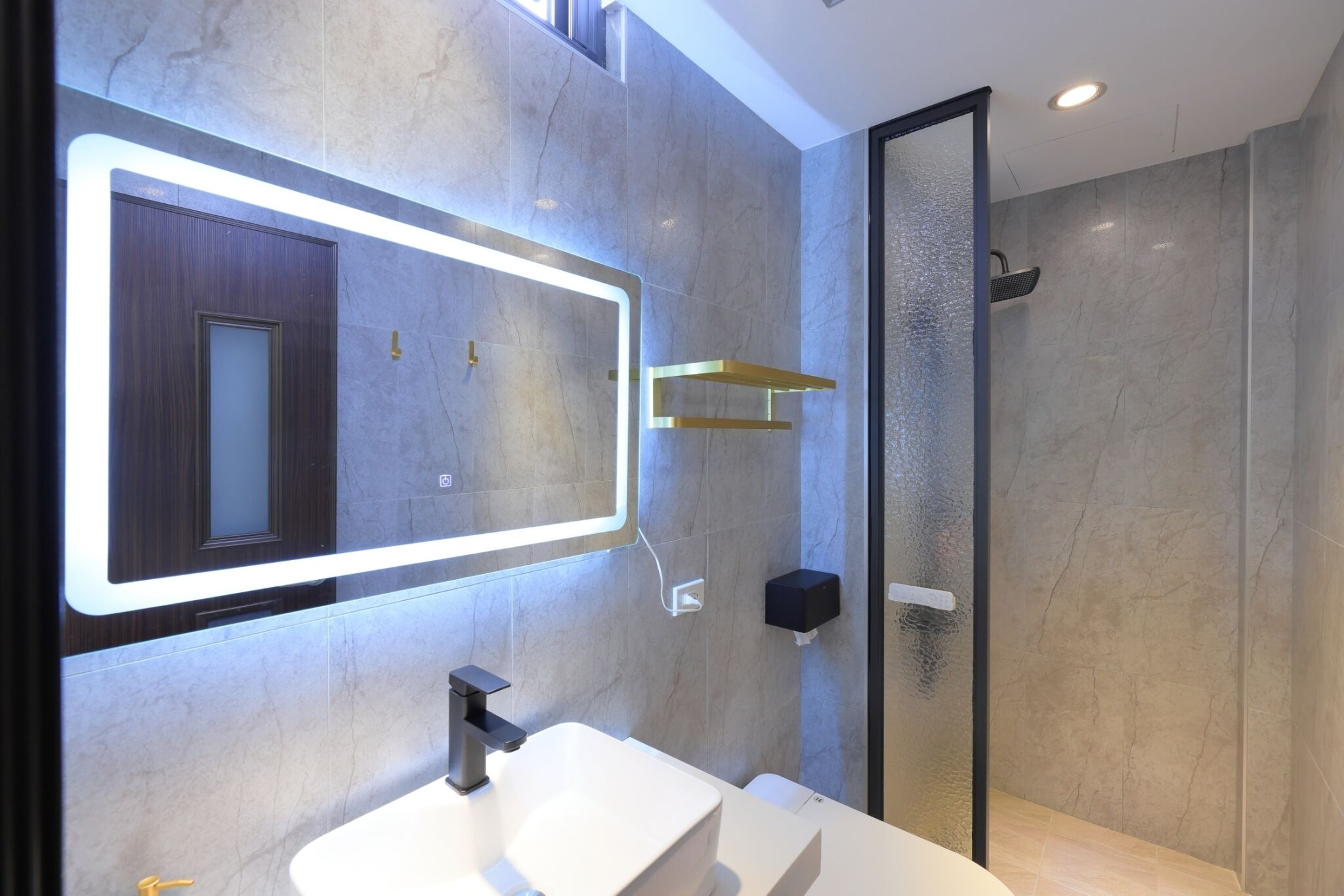 Habitación estándar doble | Baño | Cabezal de ducha tipo lluvia, secador de pelo, zapatillas y toallas