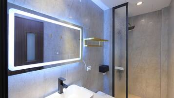 Habitación estándar doble | Baño | Cabezal de ducha tipo lluvia, secador de pelo, zapatillas y toallas