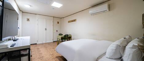 Eenvoudige kamer | Een bureau, een laptopwerkplek, geluiddichte muren, gratis wifi