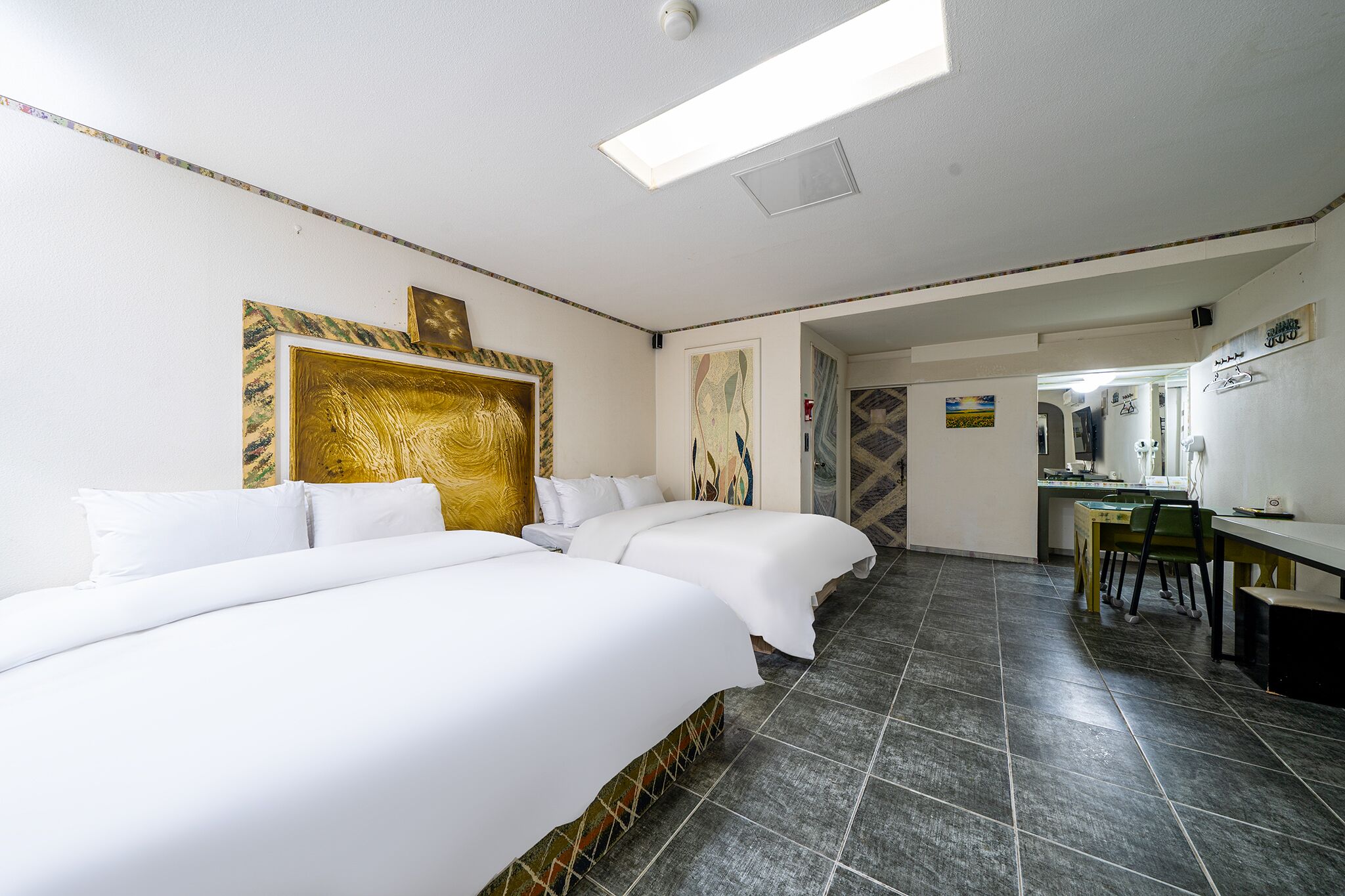 办公桌、笔记本电脑工作区、隔音、免费 WiFi