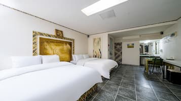 Escritorio, espacio para trabajar con laptop y insonorización