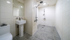 Ein Badezimmer mit Waschbecken, Spiegel und Dusche.