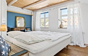4 bedrooms, travel crib, free WiFi