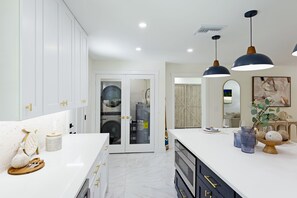 Interior - New listing! Relaxing oasis. Fully furnished! (Bradenton)