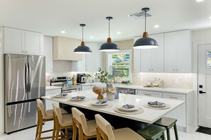 Private kitchen - New listing! Relaxing oasis. Fully furnished! (Bradenton)