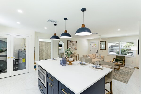 Interior - New listing! Relaxing oasis. Fully furnished! (Bradenton)