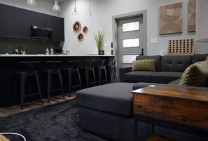 Smart TV, fireplace - Minutes from Canyon Lake. New construction. (Canyon Lake)