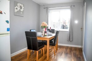 Dining - 2ndHomeStays Willenhall: Comfort for Groups of 8-9 (West Midlands)