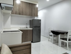 Fridge, stovetop, electric kettle, cookware/dishes/utensils