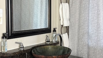 Een douche, een haardroger, handdoeken, zeep