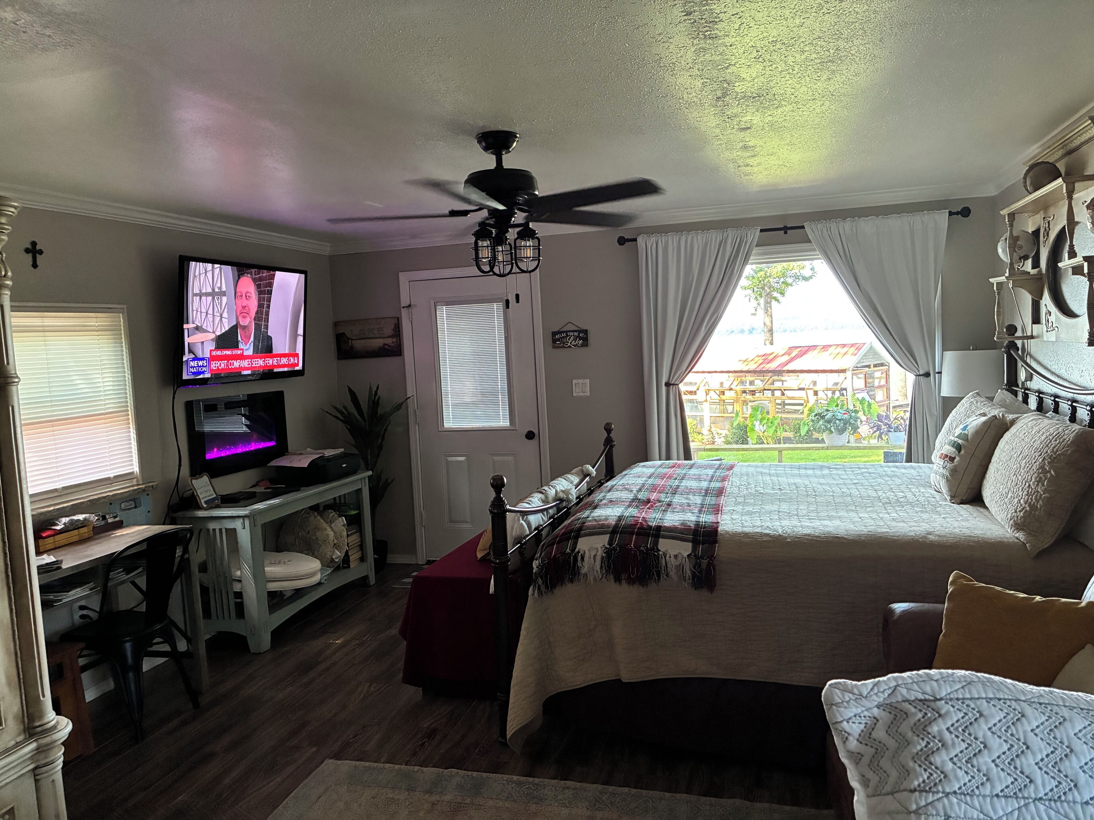 1 多间卧室、客房内保险箱、办公桌、熨斗/熨衣板