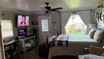 1 多间卧室、客房内保险箱、办公桌、熨斗/熨衣板