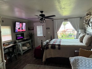 1 bedroom, in-room safe, desk, iron/ironing board - Small cabin right on the lake !  (Dardanelle)