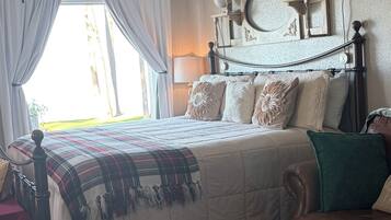 1 Schlafzimmer, Zimmersafe, Schreibtisch, Bügeleisen/Bügelbrett