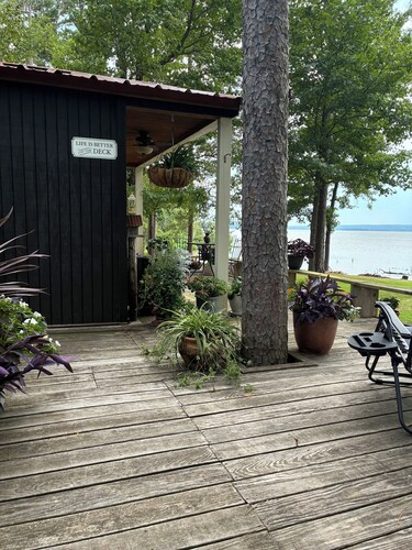 Small cabin right on the lake ! 