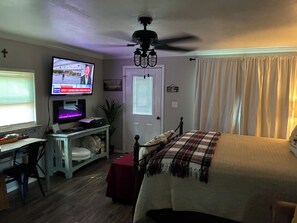 1 bedroom, in-room safe, desk, iron/ironing board - Small cabin right on the lake !  (Dardanelle)