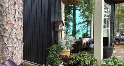 Small cabin right on the lake !