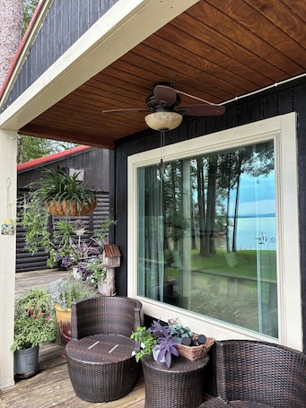 Terrace/patio. Small cabin right on the lake !