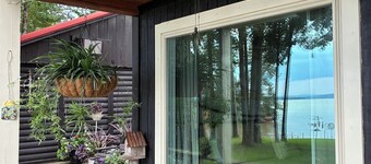 Small cabin right on the lake ! 