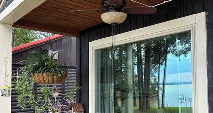 Small cabin right on the lake !