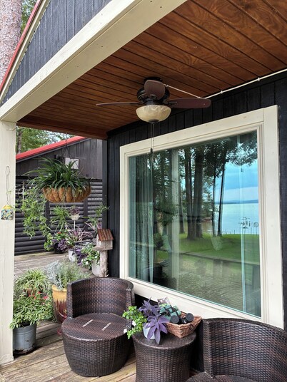 Small cabin right on the lake ! 