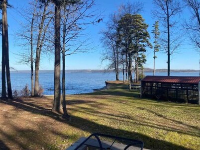 Small cabin right on the lake ! 