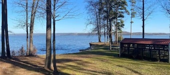 Small cabin right on the lake !