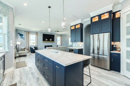 NEW Luxury Waterfront @San Luis Pass 2 Primary Suites, Family Friendly Sleeps 18