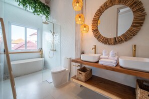 Bidê, toalhas de banho, sabonete, shampoo