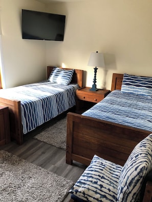 2 bedrooms, in-room safe, travel cot, free WiFi - Riptide’s Crossing:  A waterfront getaway w/deep water dock and incredible views (Chincoteague)