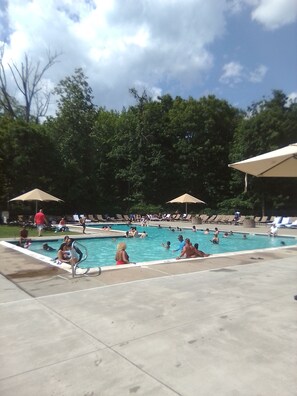 Pool - Elegant 2 Bedroom resort with AC and WiFi in delightful East Stroudsburg (East Stroudsburg)