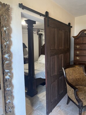 5 bedrooms, iron/ironing board, WiFi, bed sheets