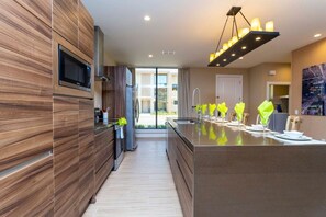 Réfrigérateur, four, lave-vaisselle, grille-pain