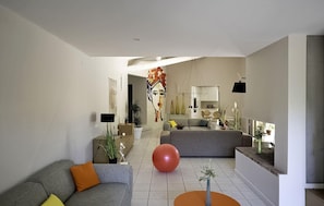 Smart TV, table tennis