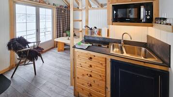 Fridge, stovetop, coffee/tea maker