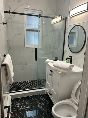 Suihku, hiustenkuivaaja, pyyhkeet, saippua