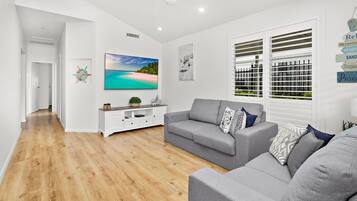 Smart TV, table tennis