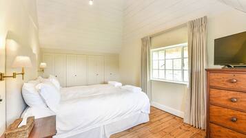 4 bedrooms, iron/ironing board, travel cot, WiFi