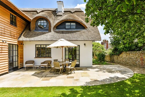 Farthings by inspirestays.com - a cottage with pool that sleeps 9 guests (6 adults max) in 4 bedroom