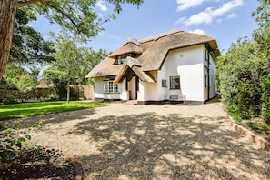 Exterior - Farthings by inspirestays.com - a cottage with pool that sleeps 9 guests (6 adults max) in 4 bedroom (West Wittering)