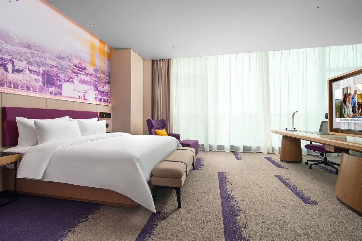 Phòng Suite Business | 1 phòng ngủ, minibar với thức uống miễn phí, trang trí khác biệt, bàn