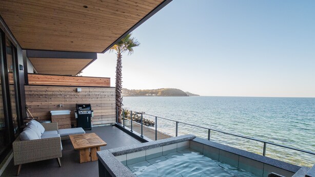 A modern outdoor terrace with a pool, seating area, and a view of the sea. - Solavilla Umi Terrace Minamiawaji (Minamiawaji)