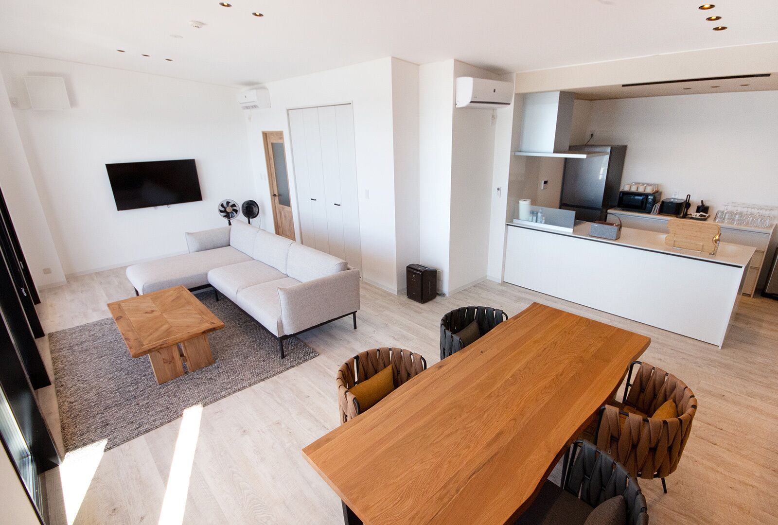 Un apartamento moderno con sala de estar, comedor y cocina.