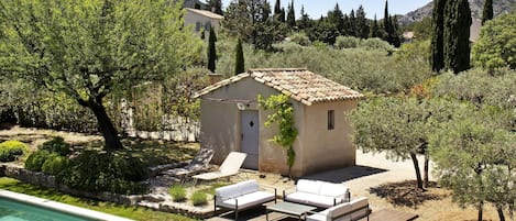 Een verwarmd zwembad