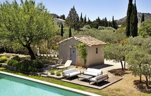 A small villa with a swimming pool, outdoor seating, and a garden. - La Bastide D'Eygalieres (Eygalieres)