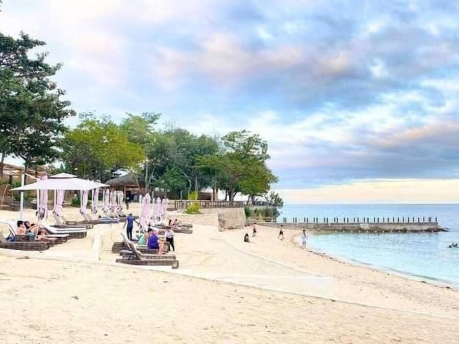 Una playa cerca, arena blanca, bar en la playa