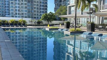 Außenpool, Rettungsschwimmer vor Ort