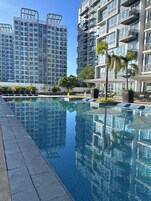 室外游泳池，08:00 至 22:00 开放，现场救生员